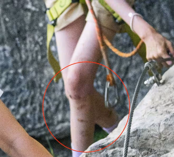 陸毅鮑蕾帶倆女兒戶外攀岩，貝兒姐妹雙腿沾滿泥土，勇敢不嬌氣