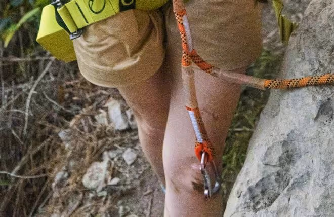 陸毅鮑蕾帶倆女兒戶外攀岩，貝兒姐妹雙腿沾滿泥土，勇敢不嬌氣