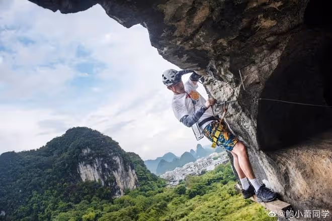 陸毅鮑蕾帶倆女兒戶外攀岩,貝兒姐妹雙腿沾滿泥土,勇敢不嬌氣