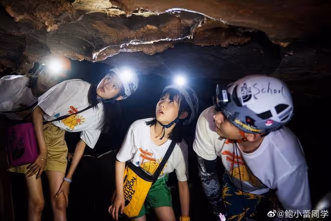 陸毅鮑蕾帶倆女兒戶外攀岩,貝兒姐妹雙腿沾滿泥土,勇敢不嬌氣