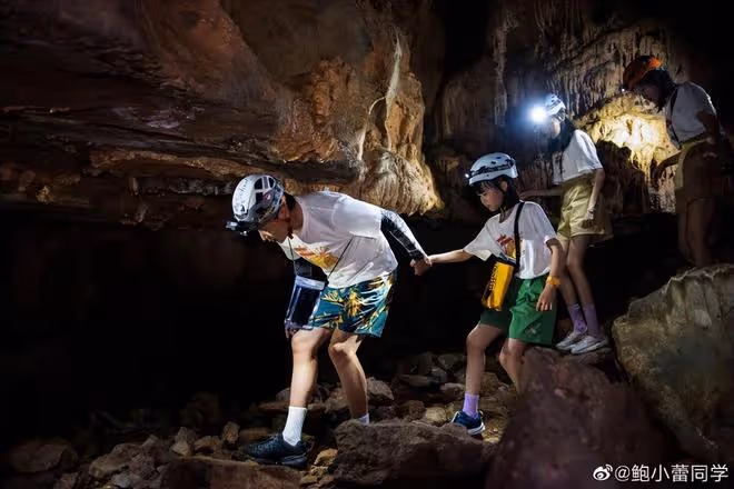陸毅鮑蕾帶倆女兒戶外攀岩,貝兒姐妹雙腿沾滿泥土,勇敢不嬌氣