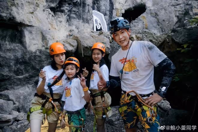 陸毅鮑蕾帶倆女兒戶外攀岩,貝兒姐妹雙腿沾滿泥土,勇敢不嬌氣