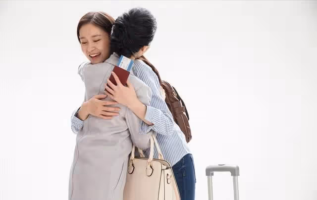 退休金5000,每月補貼女兒4000,如今生病看著卡里的36.7悔不當初