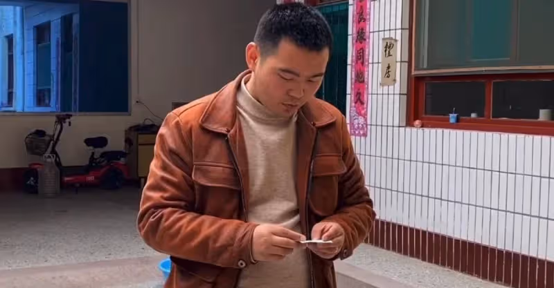 生倆孩子都隨女姓，男人理論卻被岳父辱罵，離婚後前妻悔死