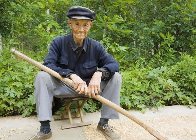 生倆孩子都隨女姓，男人理論卻被岳父辱罵，離婚後前妻悔死
