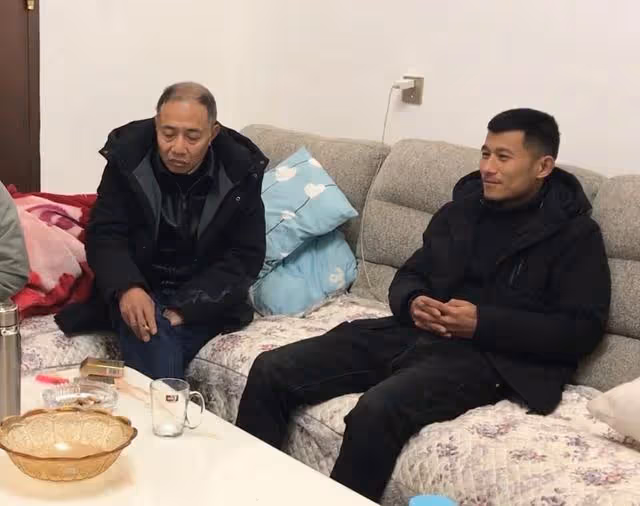 生倆孩子都隨女姓，男人理論卻被岳父辱罵，離婚後前妻悔死
