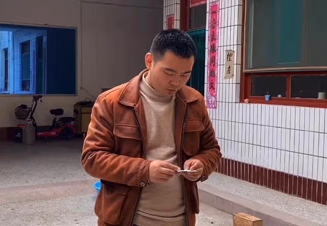 生倆孩子都隨女姓,男人理論卻被岳父辱罵,離婚後前妻悔死