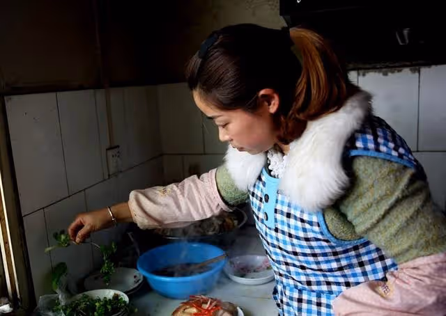 兒媳做10隻大閘蟹，婆婆不分給孫女，一記耳光打散兒子家庭