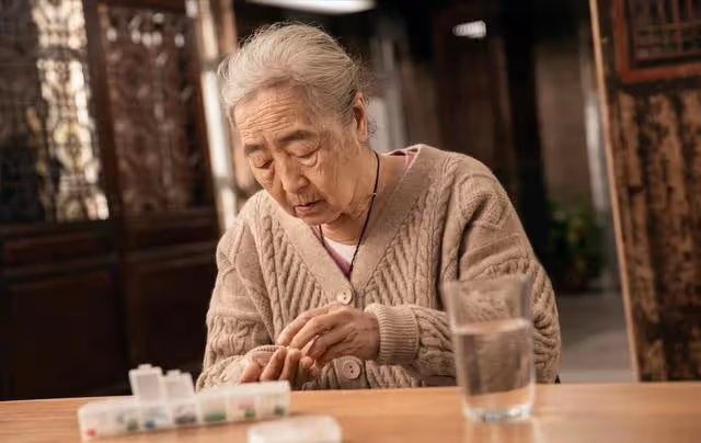 照顧母親6年,母親卻把32萬存款給小弟,小弟的做法讓我感到溫暖