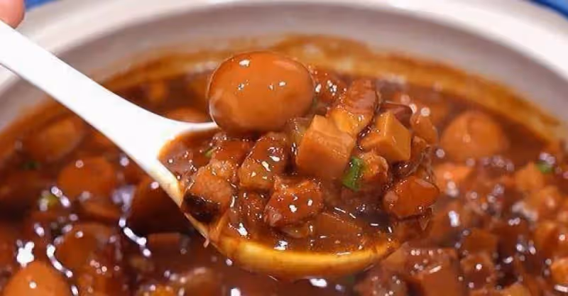 滷肉飯家常做法，不加生抽醬油，湯汁濃稠，三碗米飯不夠吃