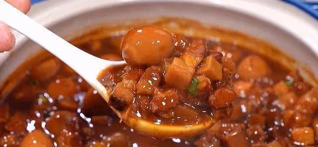滷肉飯家常做法,不加生抽醬油,湯汁濃稠,三碗米飯不夠吃