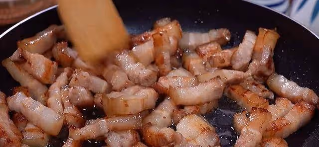 滷肉飯家常做法,不加生抽醬油,湯汁濃稠,三碗米飯不夠吃