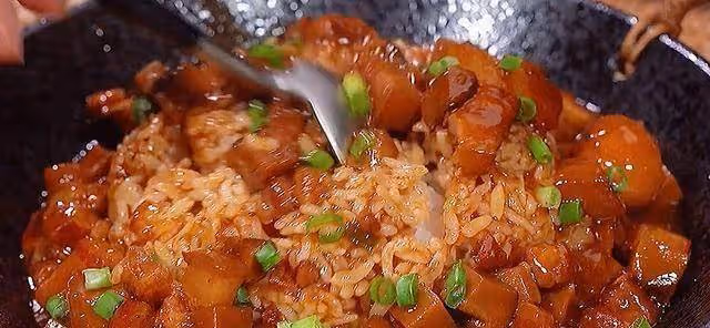 滷肉飯家常做法，不加生抽醬油，湯汁濃稠，三碗米飯不夠吃