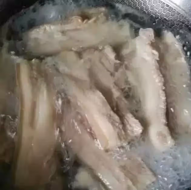 五花肉別再紅燒!這樣做,好吃到上桌就被搶光~