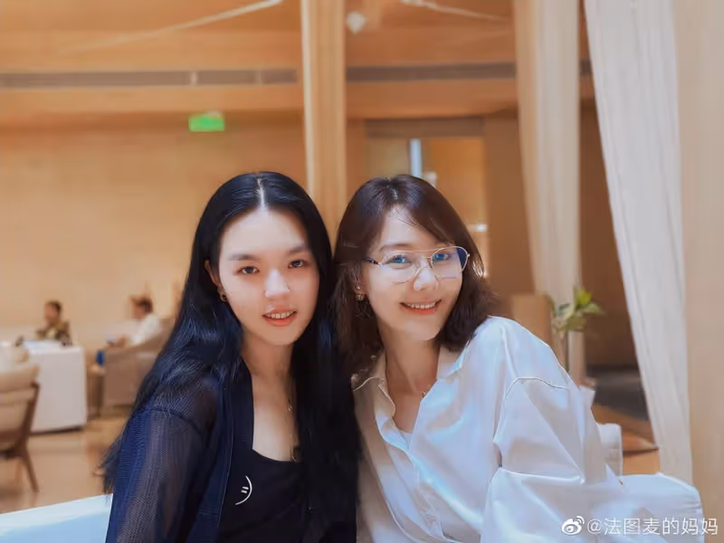 哈文母女與倪虹潔王冠聚餐，時隔5年重聚感慨良多，小法身材吸睛