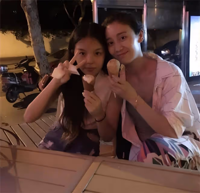 哈文母女與倪虹潔王冠聚餐，時隔5年重聚感慨良多，小法身材吸睛