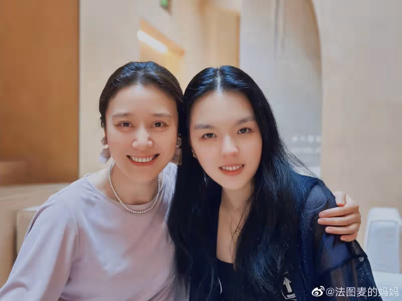 哈文母女與倪虹潔王冠聚餐,時隔5年重聚感慨良多,小法身材吸睛