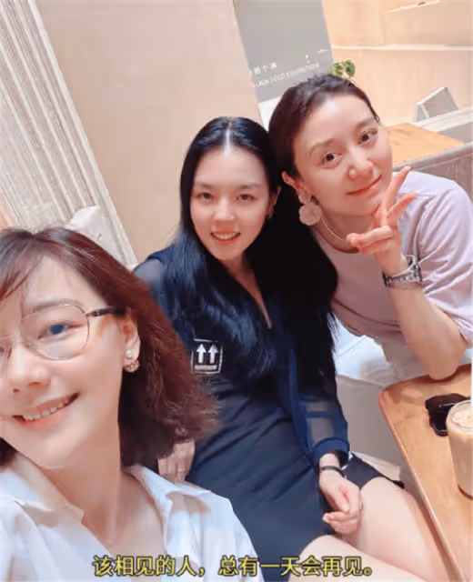 哈文母女與倪虹潔王冠聚餐,時隔5年重聚感慨良多,小法身材吸睛