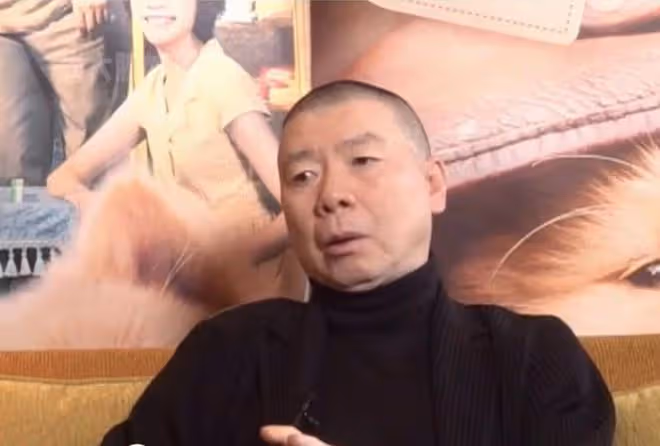 65歲馮小剛白癜風好了!皮膚光滑胖了不少,疑似去美國尋醫問藥