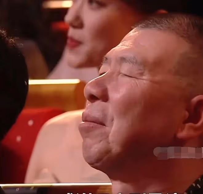 65歲馮小剛白癜風好了!皮膚光滑胖了不少,疑似去美國尋醫問藥