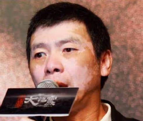 65歲馮小剛白癜風好了!皮膚光滑胖了不少,疑似去美國尋醫問藥