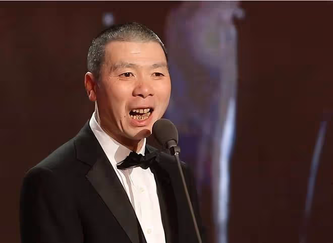 65歲馮小剛白癜風好了!皮膚光滑胖了不少,疑似去美國尋醫問藥