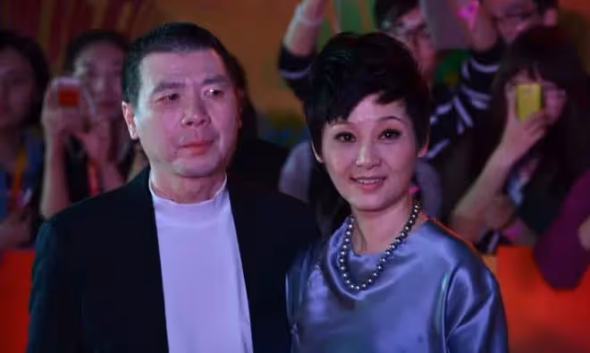 65歲馮小剛白癜風好了!皮膚光滑胖了不少,疑似去美國尋醫問藥