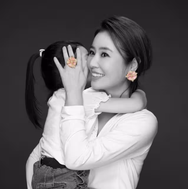 林心如被罵慘了!帶女兒做公益不忘代言撈金,擺拍明顯故意秀珠寶