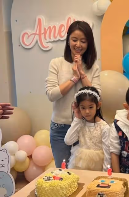林心如被罵慘了!帶女兒做公益不忘代言撈金,擺拍明顯故意秀珠寶