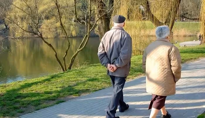 家中老人如果出現這4種舉動,意味他陽壽將盡,子女必須抓緊去做1件事