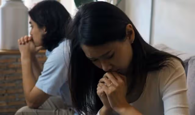 妻子半夜收到男性發的簡訊,丈夫假扮妻子回復:安全,家裡沒人
