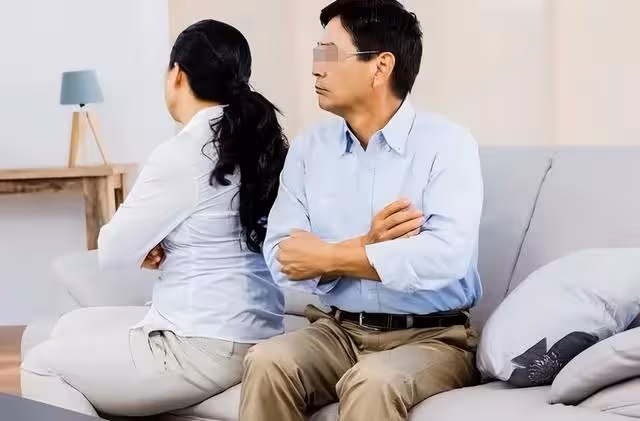 妻子半夜收到男性發的簡訊,丈夫假扮妻子回復:安全,家裡沒人