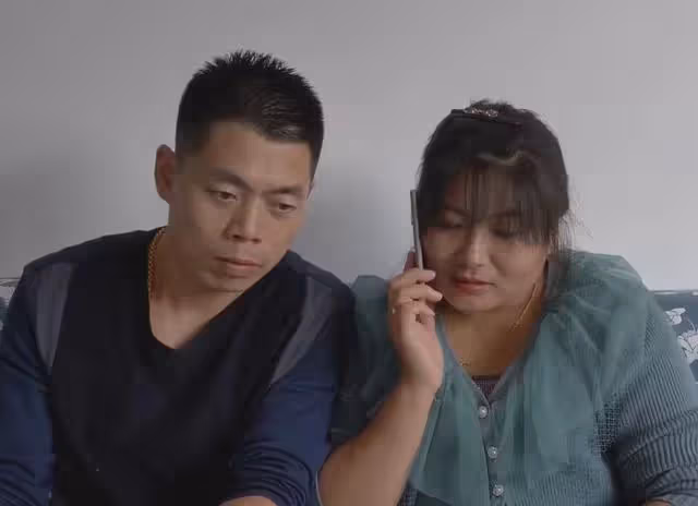 妻子半夜收到男性發的簡訊,丈夫假扮妻子回復:安全,家裡沒人