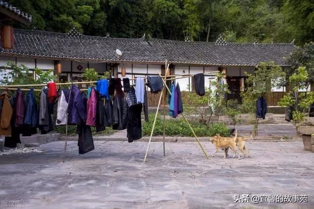 我43歲，我爸30年不見我，要求我送2套房子給後媽的2個兒子！
