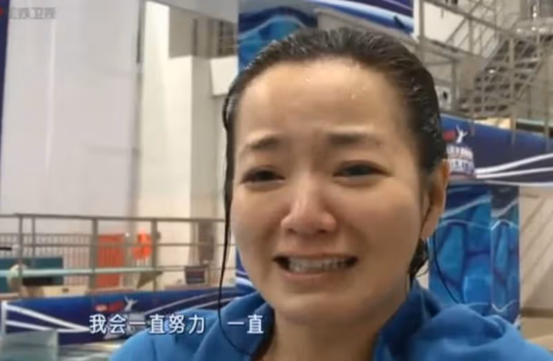 錄影傳噩耗！44歲阿雅得知「好友意外離世」哭倒馬路：人突然就沒了　下秒「忍淚繼續工作」神情令人心疼