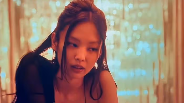 Jennie為演唱會中途離場道歉,卻陷入話題爭議,台詞被批太露骨?