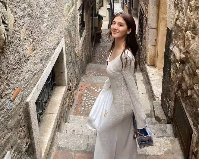 吳千語曬美照堅決不修圖,大方展示臉上雀斑,穿緊身裙小肚腩搶鏡