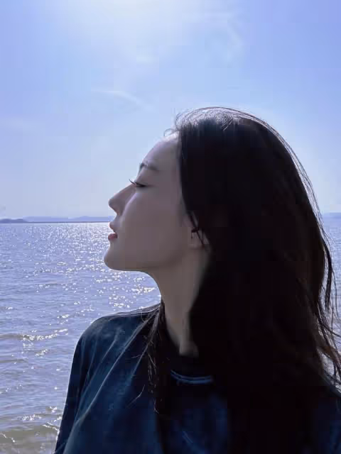 張馨予乘遊艇出海,吹海風看美景超愜意,與國旗合影好感度拉滿