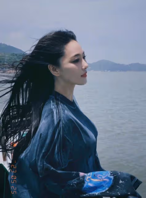 張馨予乘遊艇出海,吹海風看美景超愜意,與國旗合影好感度拉滿