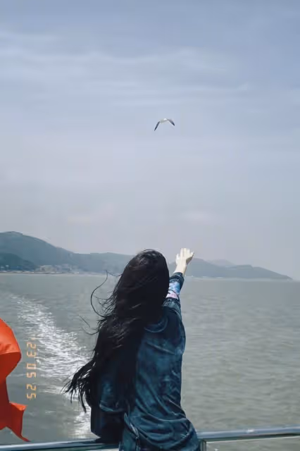 張馨予乘遊艇出海,吹海風看美景超愜意,與國旗合影好感度拉滿