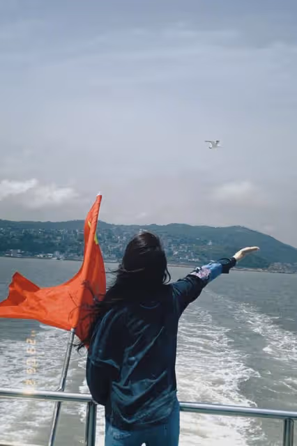 張馨予乘遊艇出海,吹海風看美景超愜意,與國旗合影好感度拉滿