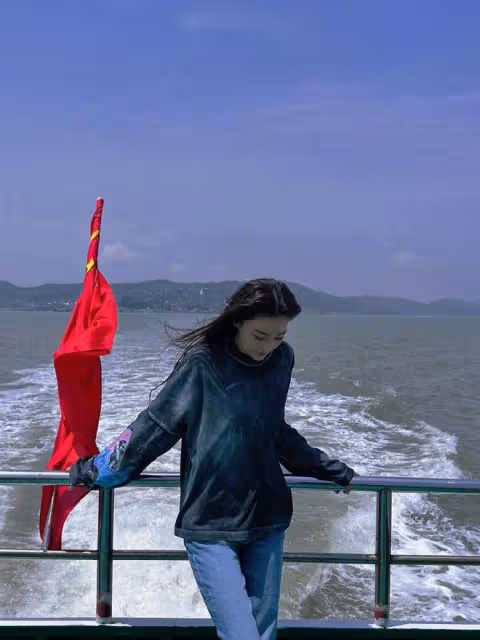 張馨予乘遊艇出海,吹海風看美景超愜意,與國旗合影好感度拉滿