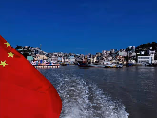 張馨予乘遊艇出海,吹海風看美景超愜意,與國旗合影好感度拉滿