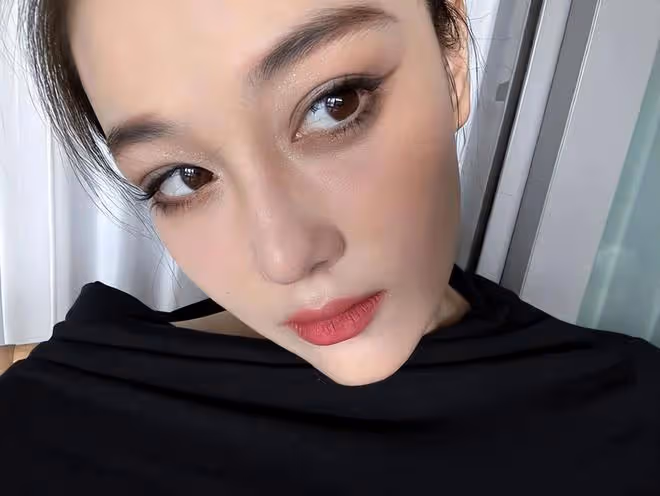 張馨予乘遊艇出海,吹海風看美景超愜意,與國旗合影好感度拉滿