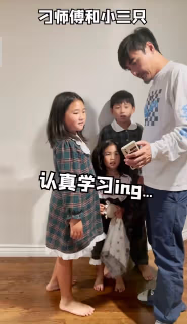 何潔曬老公兒女,刁磊耐心陪娃好有愛,三個寶貝長大了都像媽媽