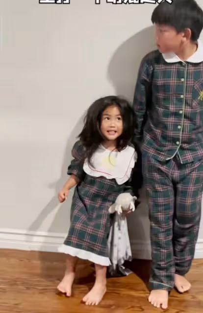 何潔曬老公兒女,刁磊耐心陪娃好有愛,三個寶貝長大了都像媽媽