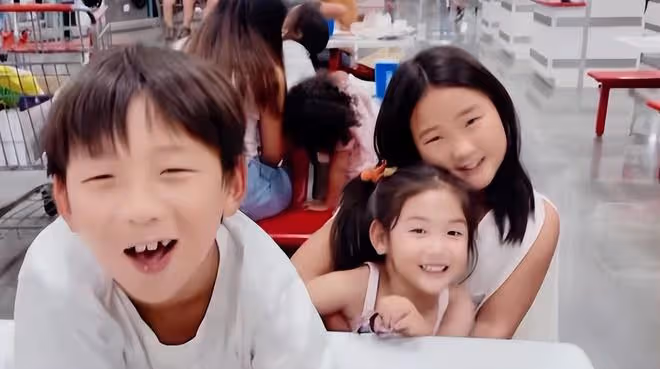 何潔曬老公兒女,刁磊耐心陪娃好有愛,三個寶貝長大了都像媽媽
