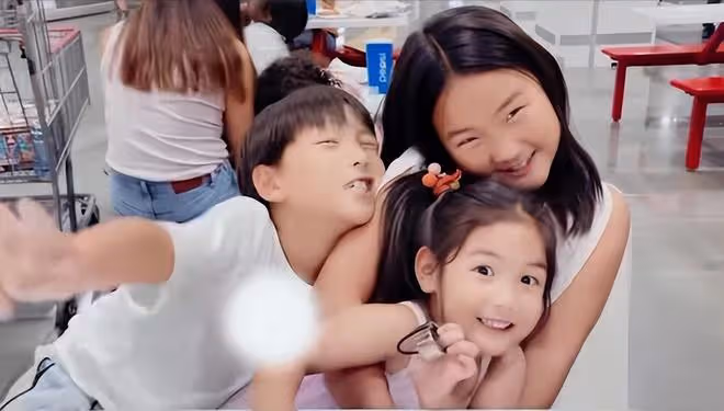 何潔曬老公兒女,刁磊耐心陪娃好有愛,三個寶貝長大了都像媽媽