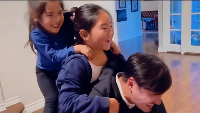 何潔曬老公兒女,刁磊耐心陪娃好有愛,三個寶貝長大了都像媽媽