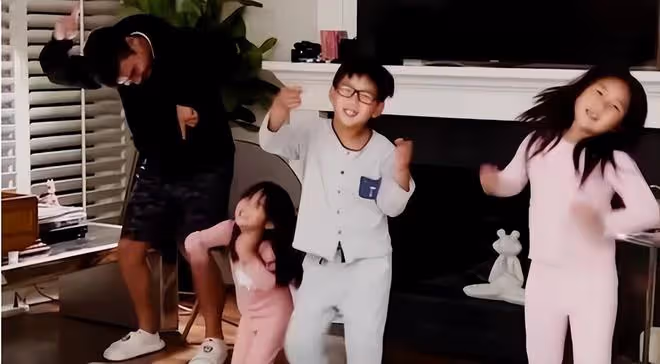 何潔曬老公兒女,刁磊耐心陪娃好有愛,三個寶貝長大了都像媽媽